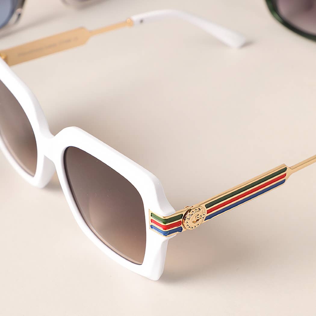 12 COLORI ASSORTITI Occhiali da sole da donna con montatura squadrata ed elegante in vendita all'ingrosso su Faire3