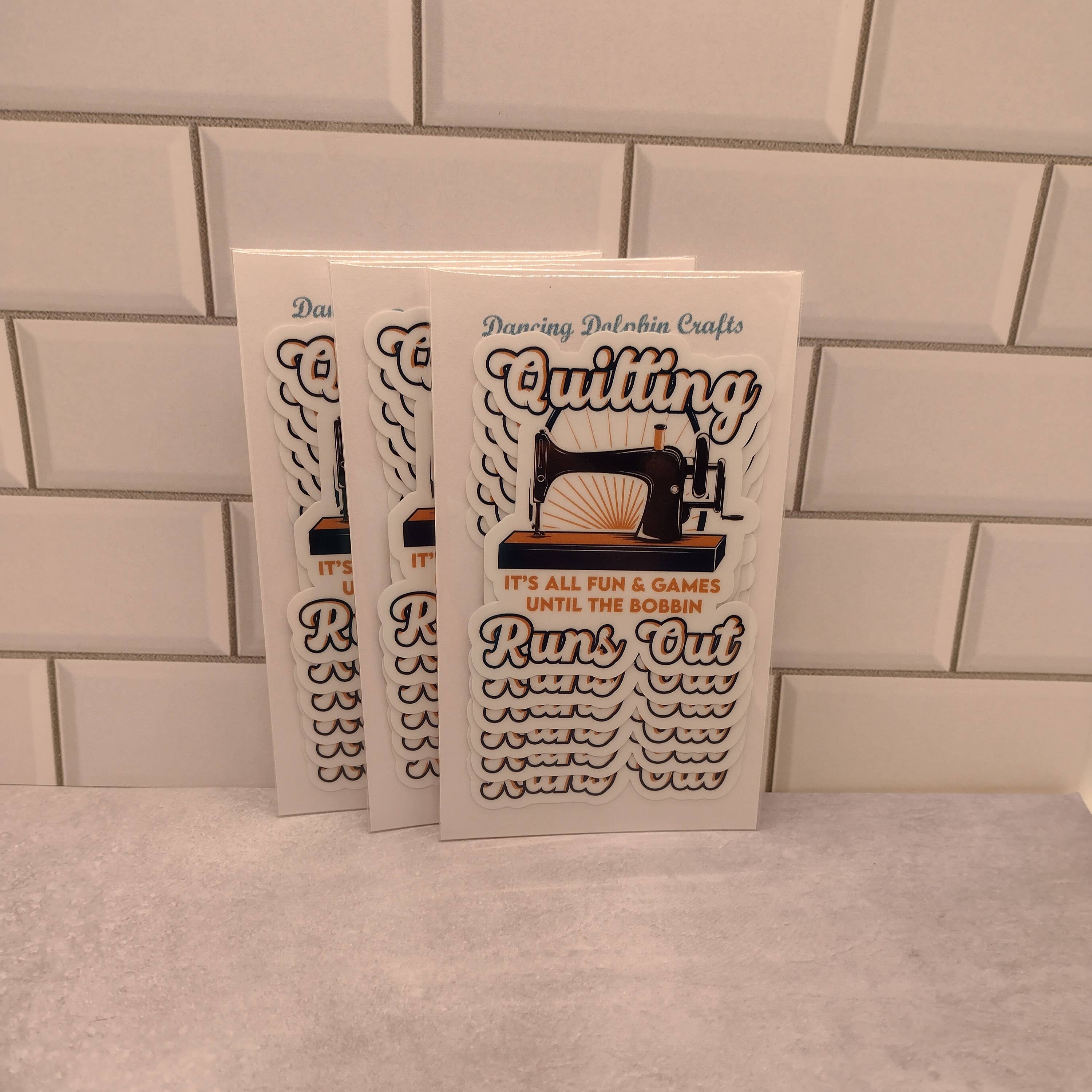 Dancing Dolphin Crafts – Engroshandel Klistermærke – Det er alt sjovt og spil, indtil spolen løber ud | Syning (Danish)6