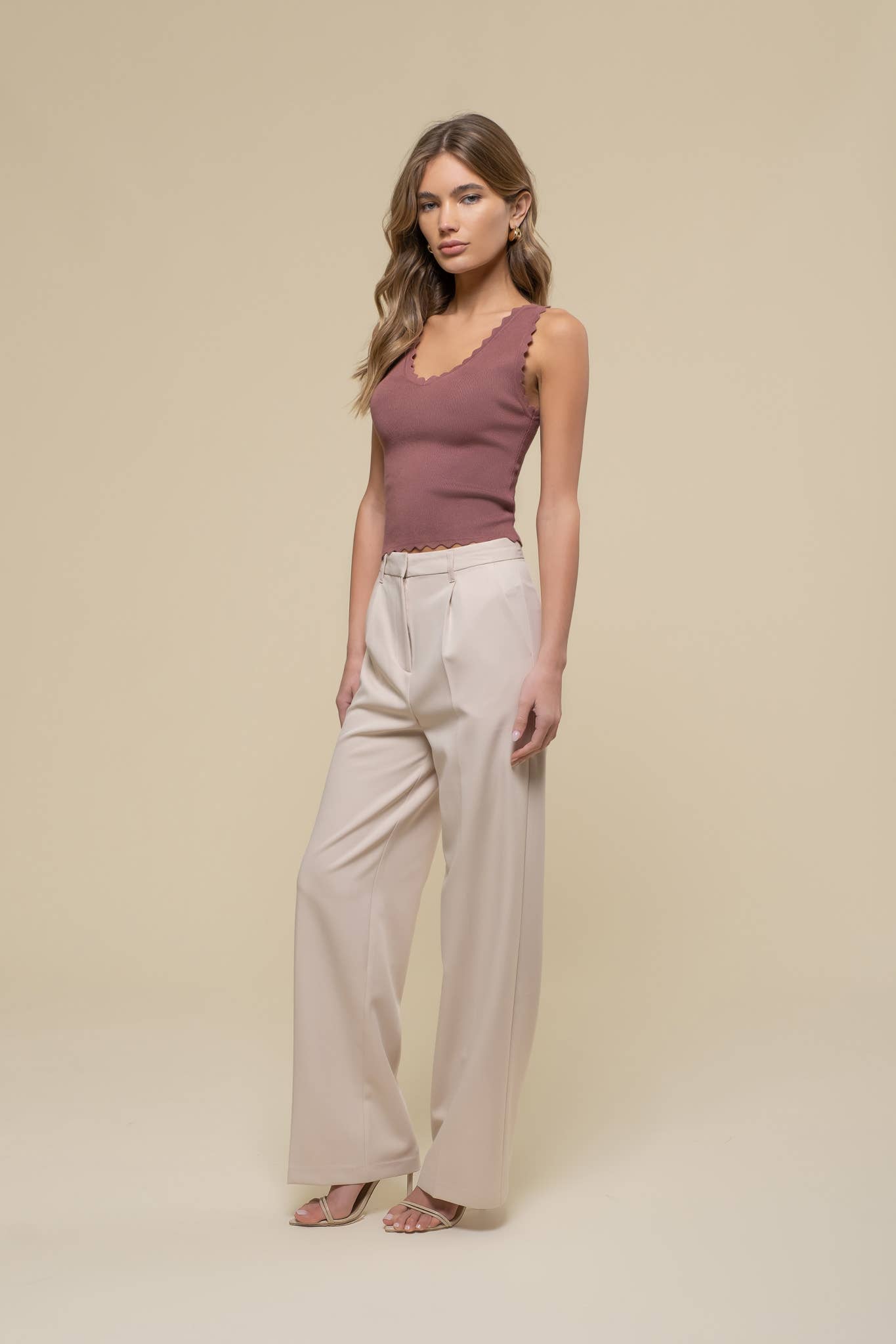 The Workshop Studio – wholesale Stickad topp - Dam – ÄRMLÖS TRÖJA MED KAMMUSSLINGSKANT STICKAD CROP TOP66