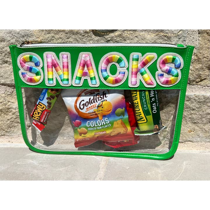 Dilworth Road – Großhandel Beutel – Damen – SNACKS Kunstledertasche mit Reißverschluss und Chenille-Buchstaben-Patch1