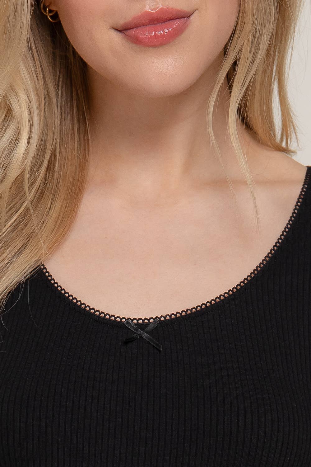 Active Basic | Active USA – wholesale Stickad topp - Dam – Kortärmad topp med rund halsringning, spets och satinrosett i ribbstickat tyg38