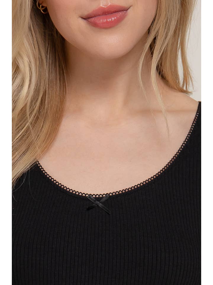 Active Basic | Active USA – wholesale Stickad topp - Dam – Kortärmad topp med rund halsringning, spets och satinrosett i ribbstickat tyg38