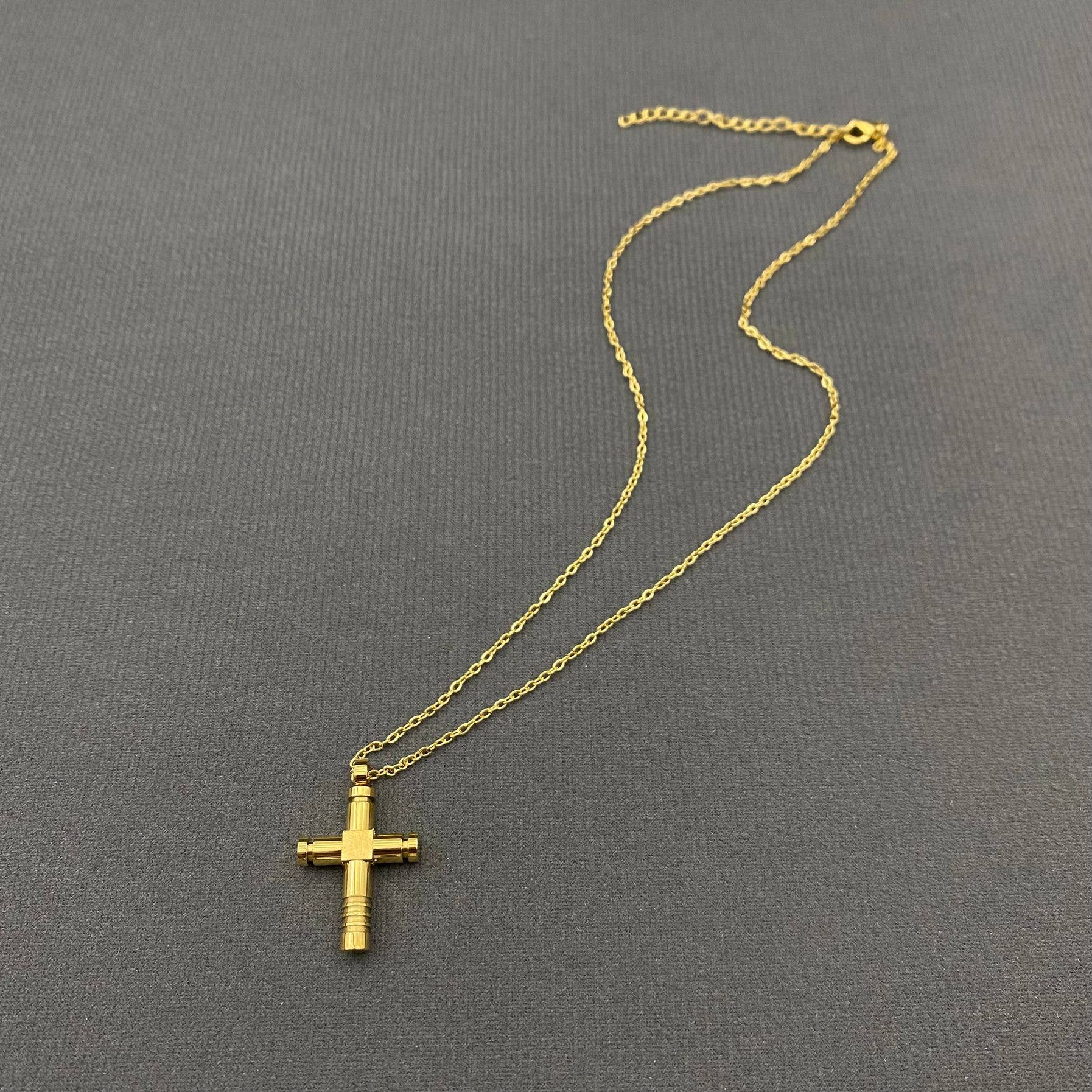 Mio Queena - Vendita all'ingrosso Collana con ciondolo/pendaglio - Collana con pendente a croce in acciaio inossidabile placcato oro 18K - FGS3
