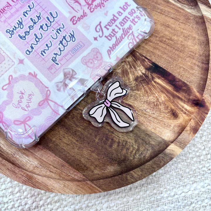 Ciondolo Tappo Antipolvere USB-C Fiocco Rosa per la vendita all'ingrosso da parte di Posh Paperie