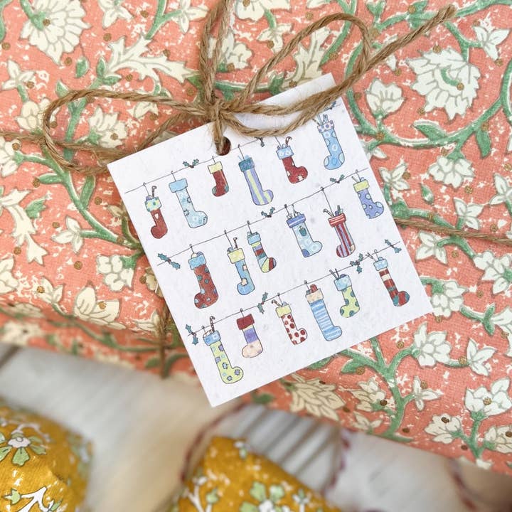 Planterbara presentetiketter för fröpapper - Hängande strumpor Design för wholesale av Lottie Lane