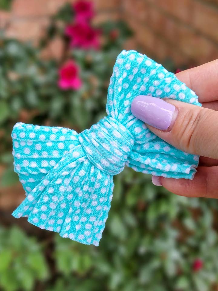 Daisy Bow-Polka Dot Aqua för wholesale av Dainty Delights Creations
