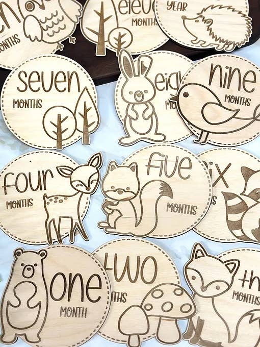 Skogsinspirerade månatliga milstolpefotorekvisita för wholesale av Runnin Wild Designs