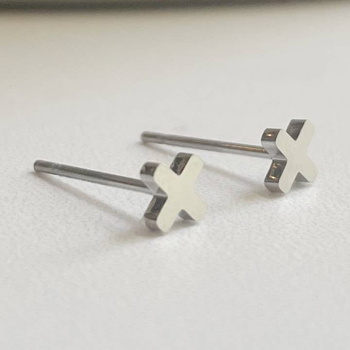 Pendientes hipoalergénicos con tachuelas plateadas y pequeños signos más para venta al por mayor de Wild Juniper