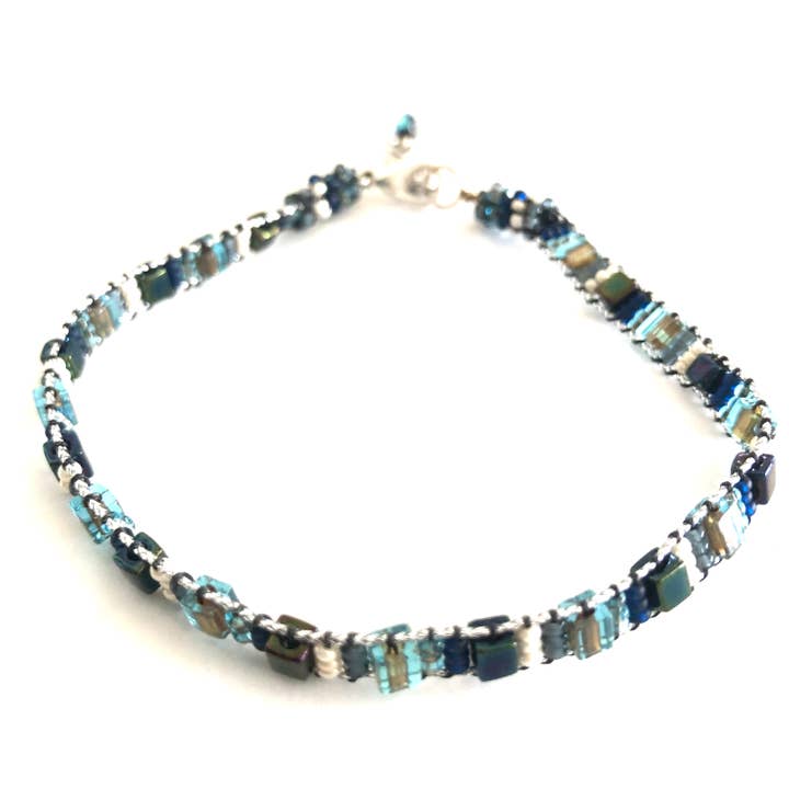 Bracelet fin en perles avec fermoir mousqueton - Denim pour la vente par KVZ Designs