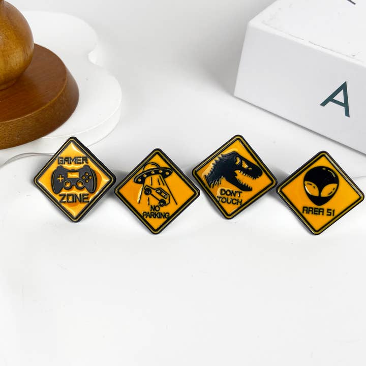 Buitenaardse broche, dinosaurusspeld voor wholesale door SoapElenGlen