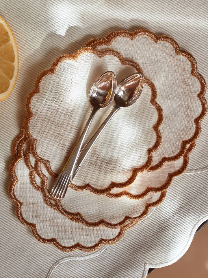 Gold-plated bonnet/bread base for wholesale by Mariaida Home