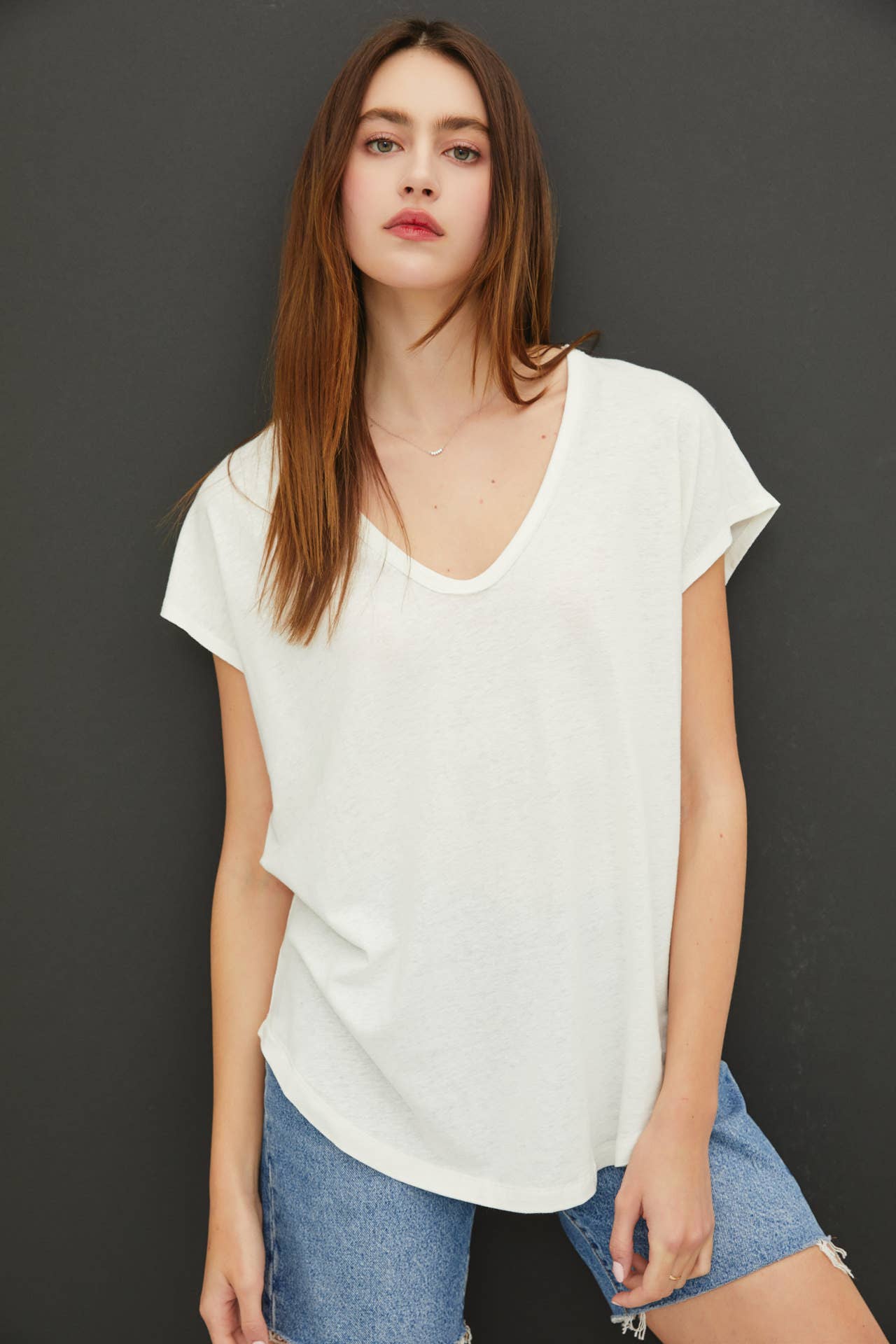 Be Cool - Wholesale T-Shirt - Women's - BACK RAW EDGE DETAILED V-NECK LINEN TEE 23