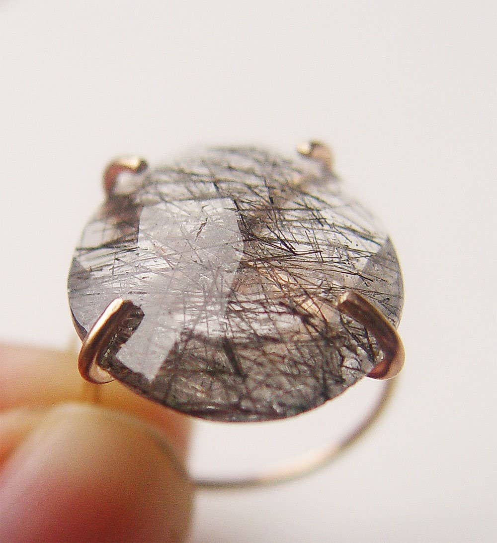 Friedasophie – Engroshandel Statementring – Frit formet ring med rutilkvarts og sort rutil i guld3