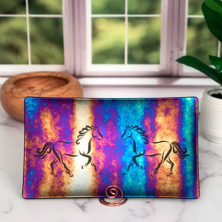 Plateau gravé de chevaux pour la vente par Dee Janssen GlassWorks