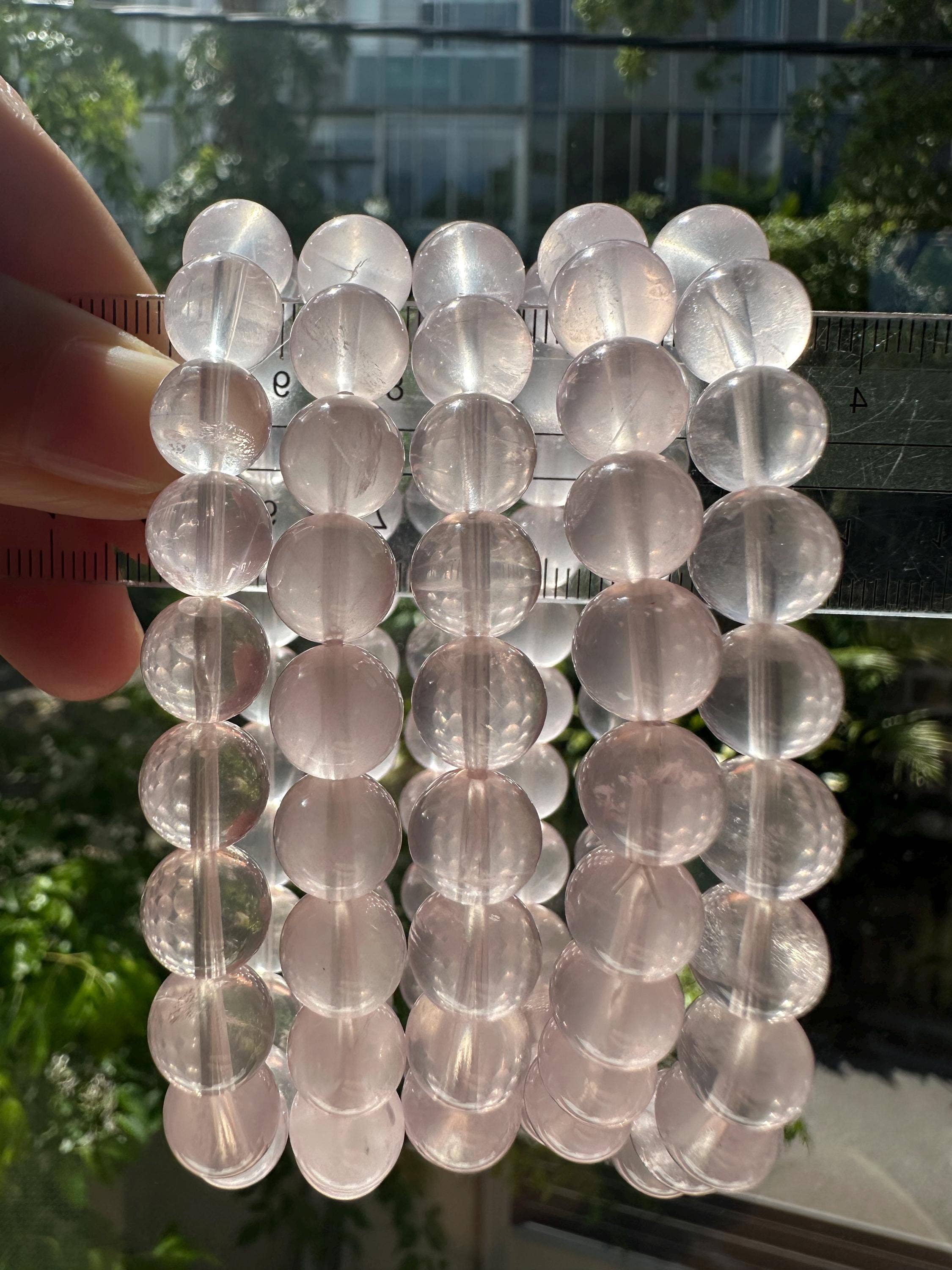 Moon Rituals – Großhandel Perlenarmband – Rosenquarz-Armband aus Mosambik — 8 mm Perlen mit 13 mm Kopfperle und 14 Karat vergoldeten Abstandsperlen4