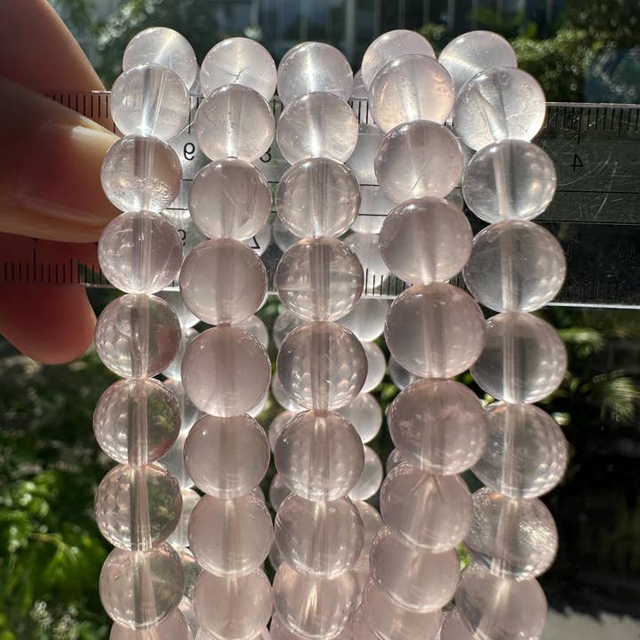 Moon Rituals – Großhandel Perlenarmband – Rosenquarz-Armband aus Mosambik — 8 mm Perlen mit 13 mm Kopfperle und 14 Karat vergoldeten Abstandsperlen4