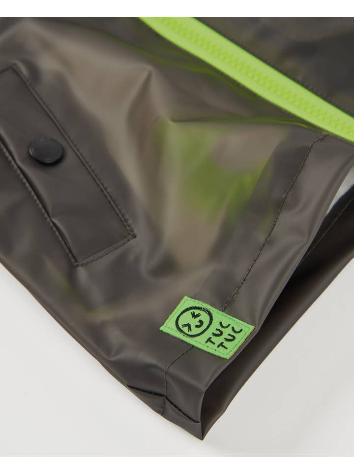 tuc tuc – Großhandel Regenmantel – Kinder – Regenjacke für Jungen mit Kapuze in Schwarz und Grün3