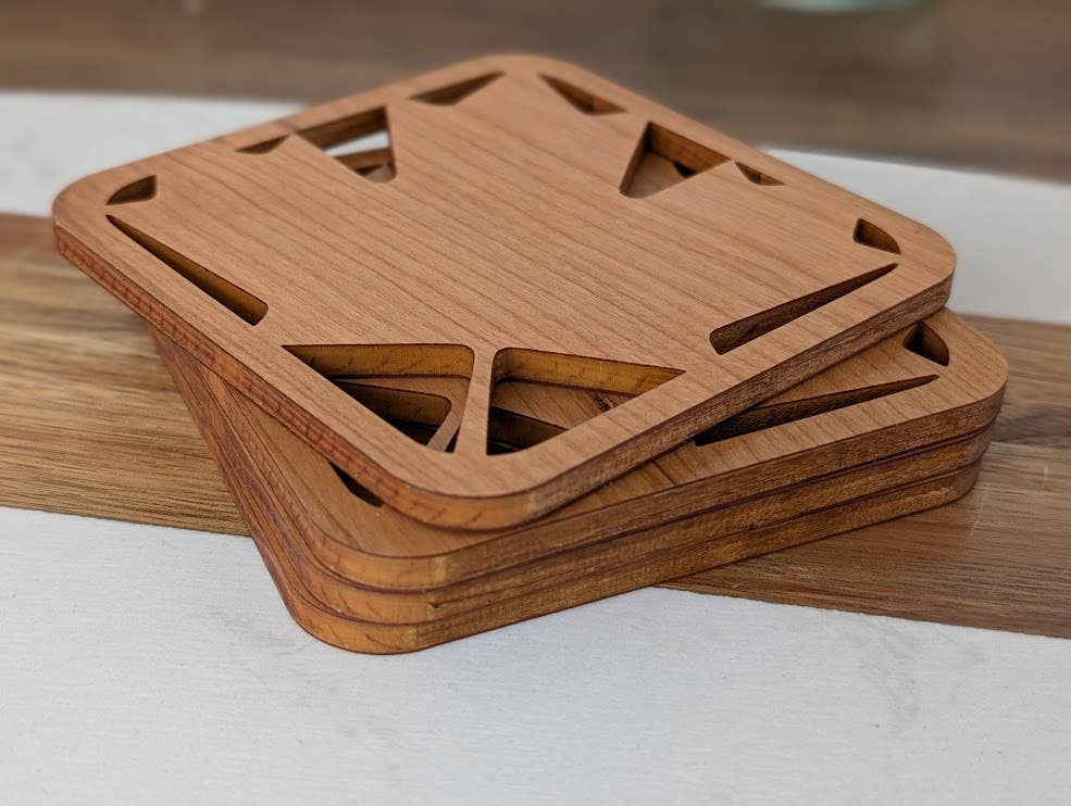 Foxwood Gifts Canada – Base de copos por atacado – Conjunto de 4 bases para copos em forma de folha de bordo simples, feitas à mão no Canadá.3