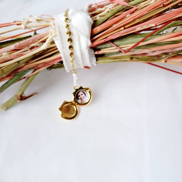 Seashell Medallion - Holiday Souvenir Photo - E Locket for wholesale by L'atelier du 6
