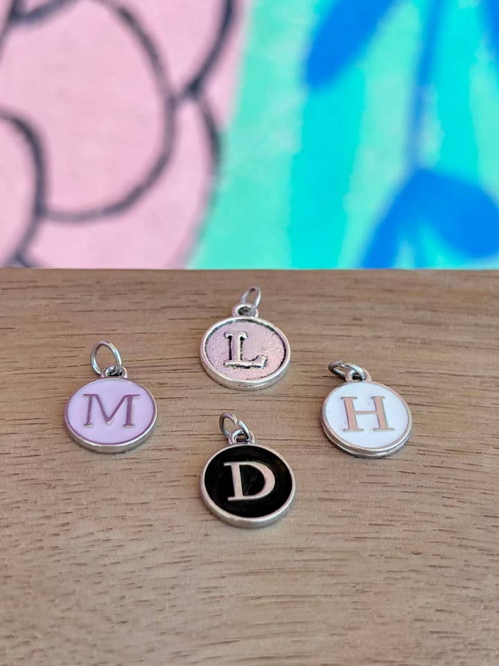 Silberne Initialen-Anhänger — NUR CHARMS für den Großhandel von Briano Wholesale