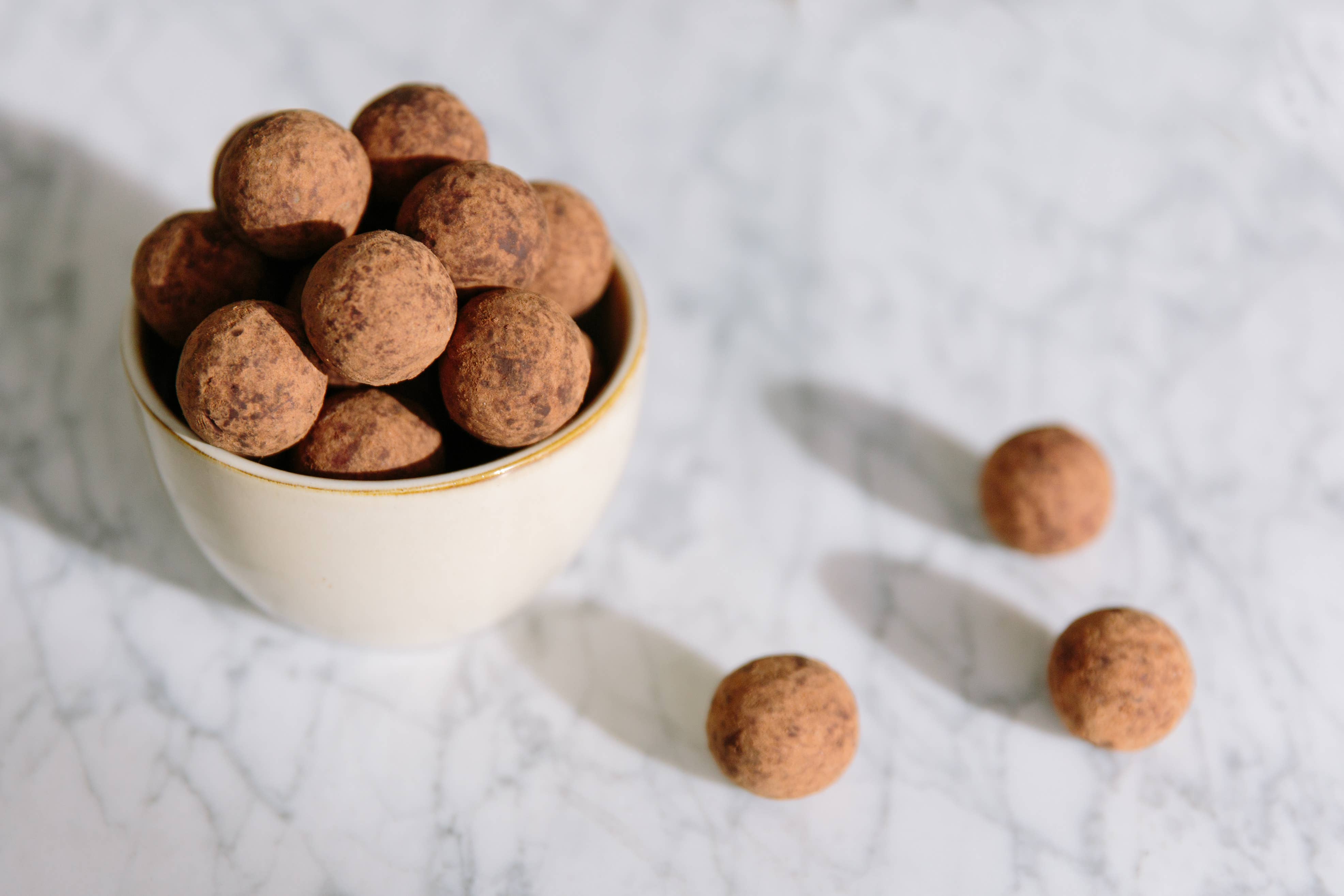 Belgium's Chocolate Source - Vente Friandises enrobées de chocolat - Pot de boules de massepain saupoudrées de cacao Louis d'Anvers. 160 gr 5,6 oz1