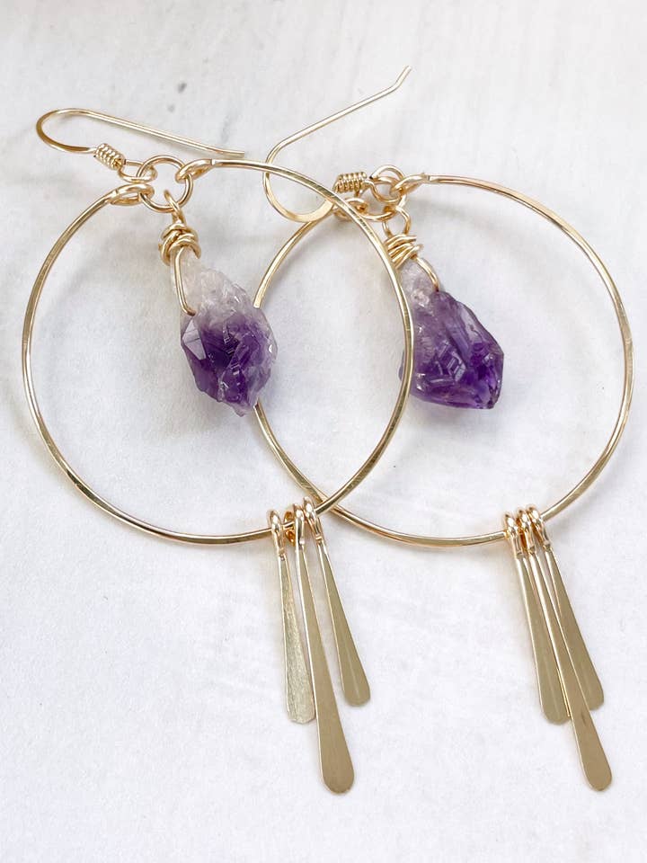 Créoles en forme de pépites d'améthyste brute | Or 14 carats, argent sterling pour la vente par Quinn Sharp Handmade