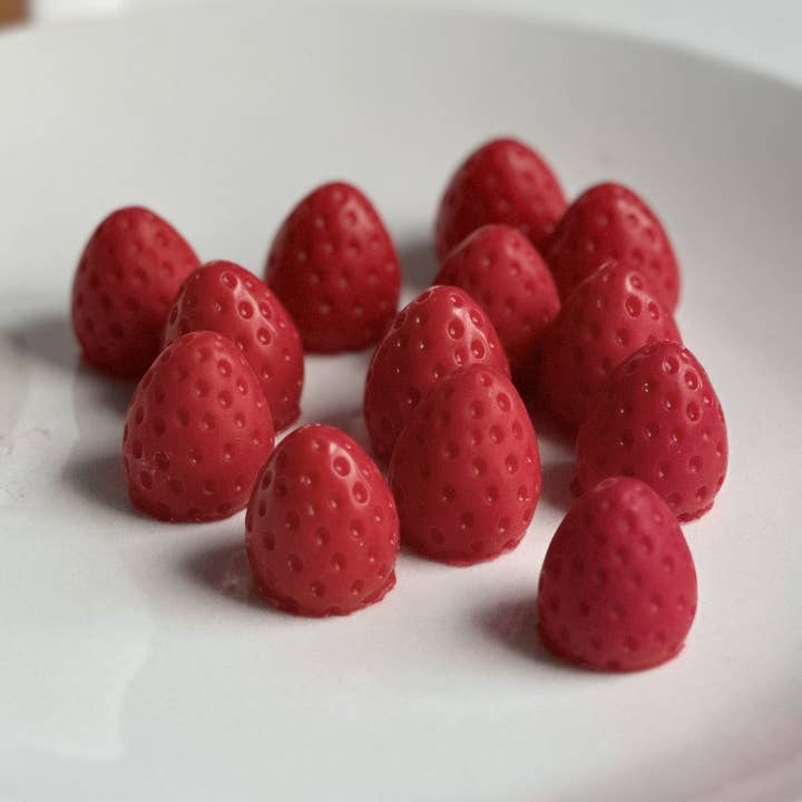 Sugar Candle - Vente Bougies piliers - Fondant Parfumé à la Fraise – tartelette de cire à la fraise & bougie dessert0