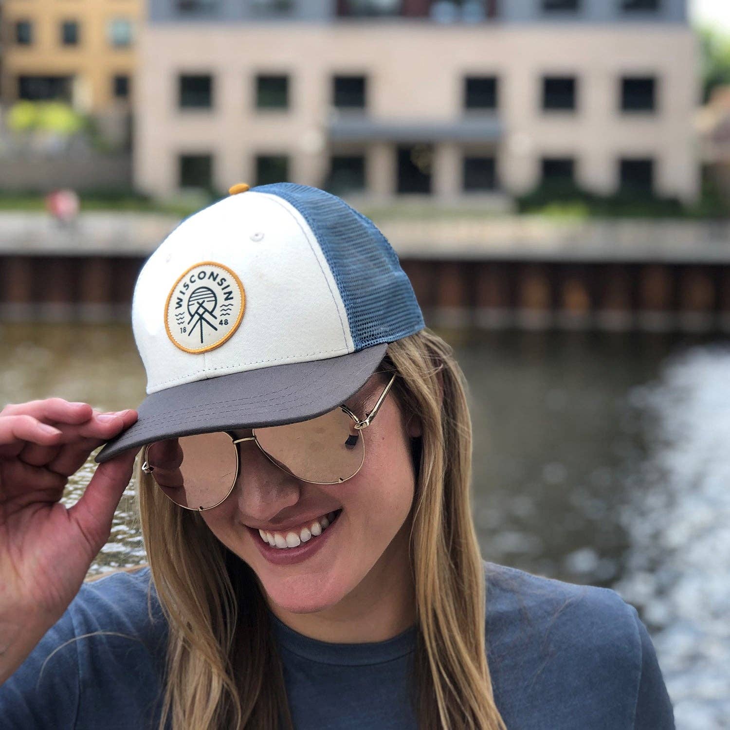 Giltee - Vente Casquette de camionneur – unisexe - Casquette trucker en maille The Wisconsin Native Good Vibe1