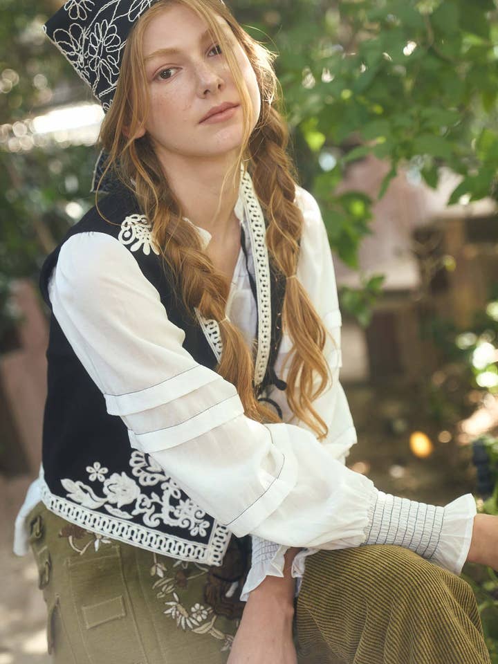 Blu Pepper - Wholesale Outerwear Vest - Women's - EMBROIDERY DETAIL FRONT TIE SLEEVELESS VEST 4