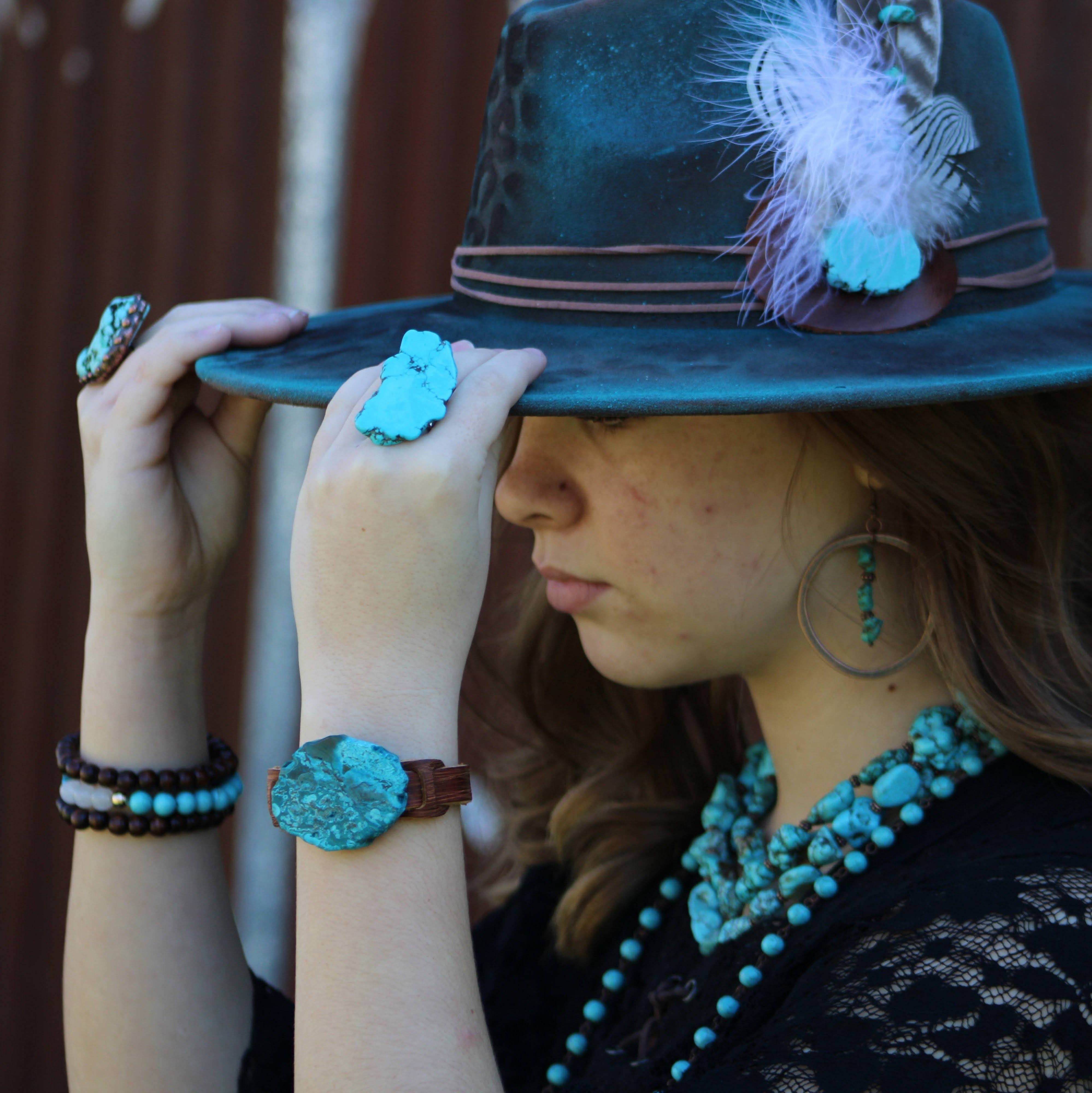 The Jewelry Junkie - Vente Boucles d'oreilles pendantes - Boucles d'oreilles créoles en cuivre avec turquoise bleue et cuivre 201r1