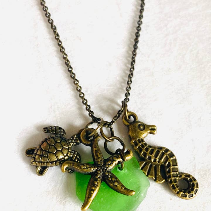 Seeglas und Meereskreatur-Halskette für den Großhandel von Janine’s Jewelry Design