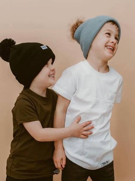 Weißes T-Shirt mit Tasche und Melt-Logo für den Großhandel von Melt Children's Clothing