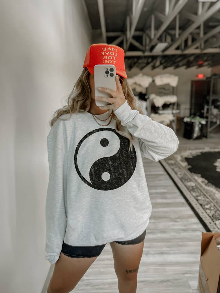 Felpa con grafica Yin Yang - Ash per la vendita all'ingrosso da parte di WE THE BABES