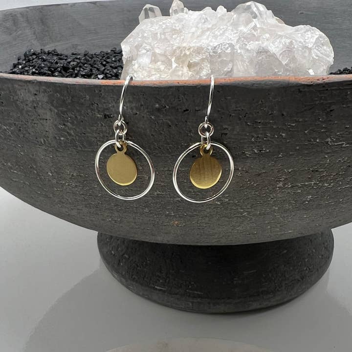 Sela+Sage - Vendita all'ingrosso Orecchini pendenti - Orecchini a cerchio in metalli misti, argento sterling e ottone dorato