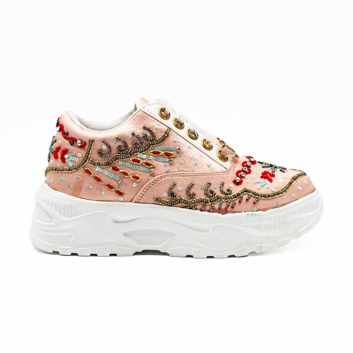 Sneaker Savannah Luxury in raso rosa scuro impreziosita a mano | RETTROSE | per la vendita all'ingrosso da parte di RETTROSE