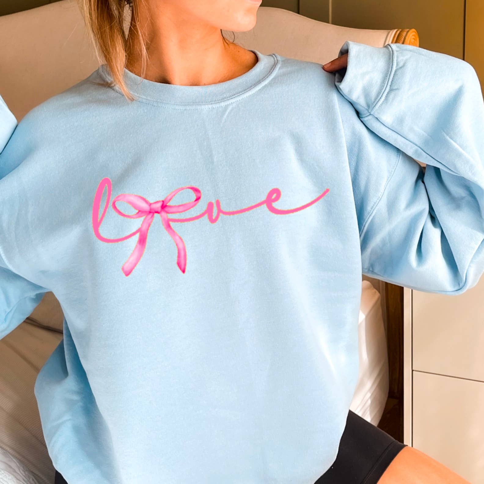 Shoppe SHC – Engroshandel Grafisk Sweatshirt - Dame – Elsk Coquette Sløjfe Sweatshirt | Skærmtrykt Sweatshirt4