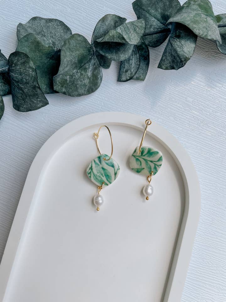 Polymerclay Earrings | Leaves pattern with Pearl für den Großhandel von Mildstormcrafts