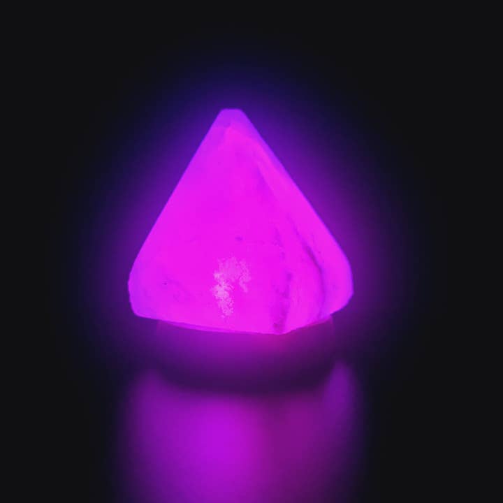 Gemstone Gifts Ltd. – Großhandel Salzlampen – Himalaya-Salz USB-Lampe mit Farbwechsel — Pyramide
