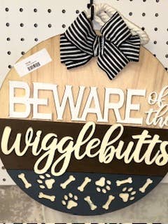 Pas op voor Wiggle Butts voor wholesale door Deeply Rooted, a lil Texas shopping experience