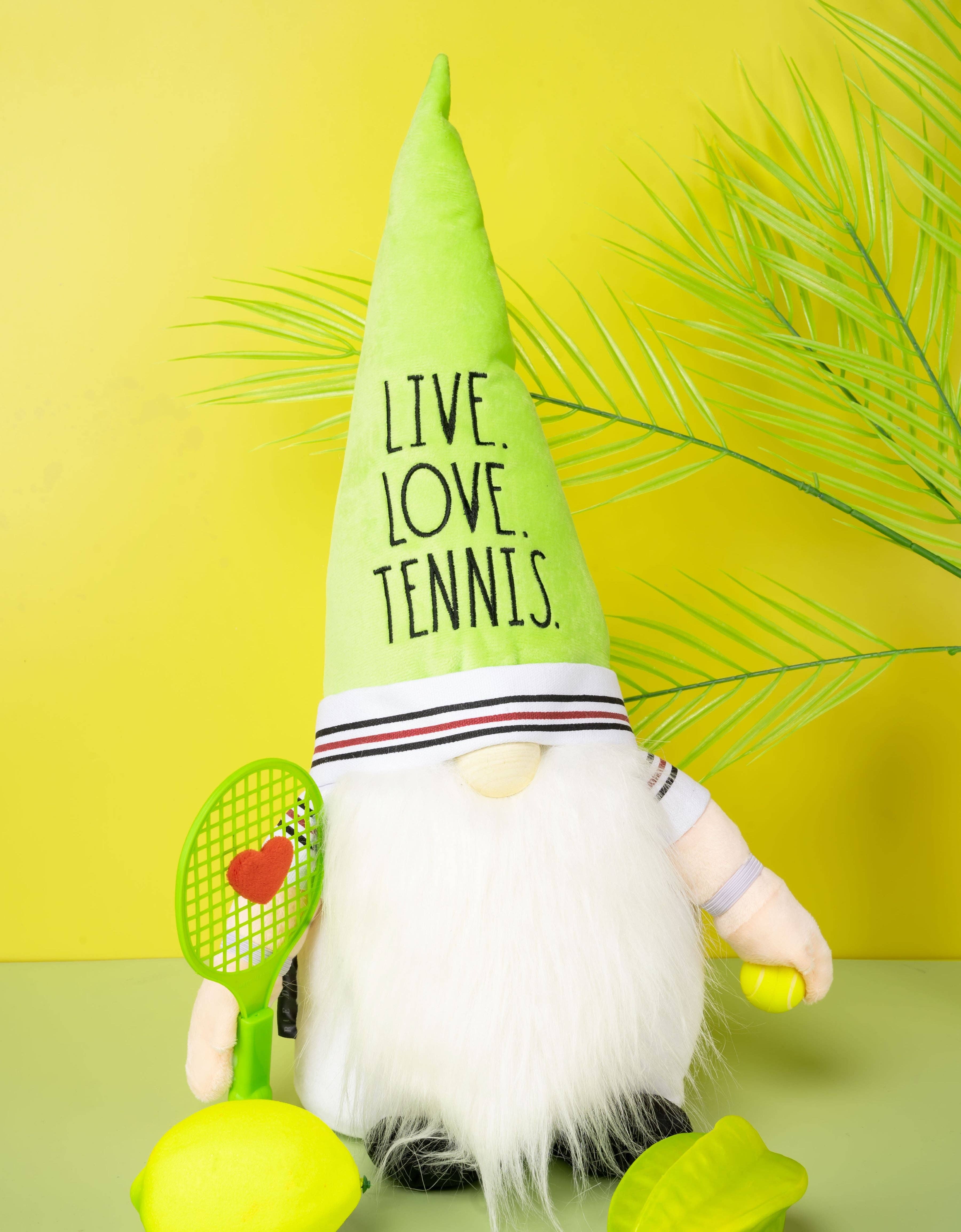 DesignStyles Home – wholesale Dekorativt bordsobjekt – Rae Dunn Tennis Gnome ”Live and Love” Tennisinredning och present3