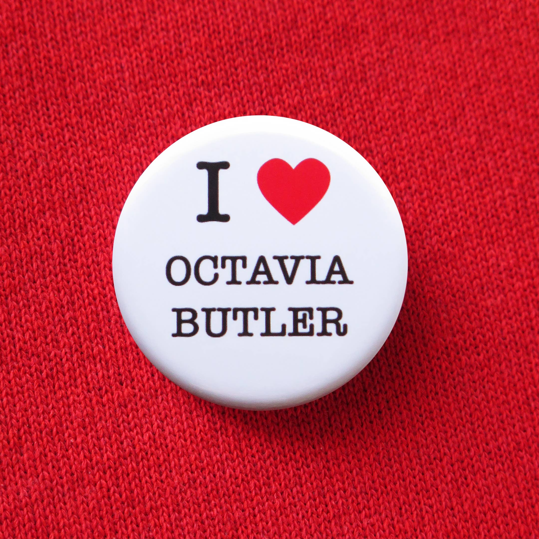Word For Word Factory – wholesale Nål och knapp för kavajslag – JAG ÄLSKAR OCTAVIA BUTLER Knappe 1,25" Sci-Fi Bokälskare Pinback