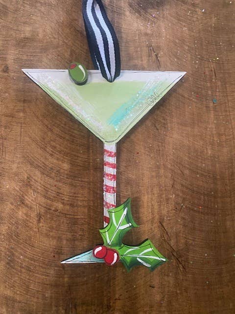 Ornement de martini de Noël, peint à la main pour la vente par Pink Fish Studios, LLC.