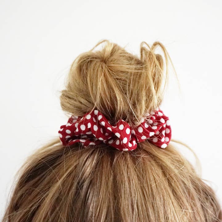 Scrunchie Femm rosso per la vendita all'ingrosso da parte di La Eva Store