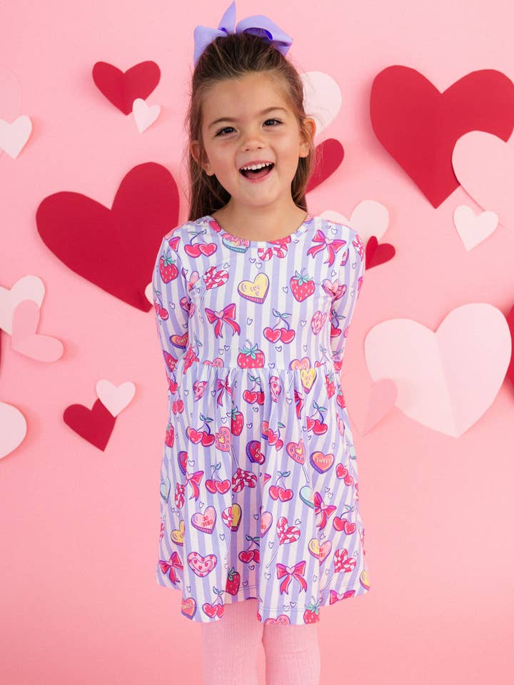 Robe à manches longues en tricot avec cœurs et sucettes pour filles pour la vente par RuffleButts + RuggedButts