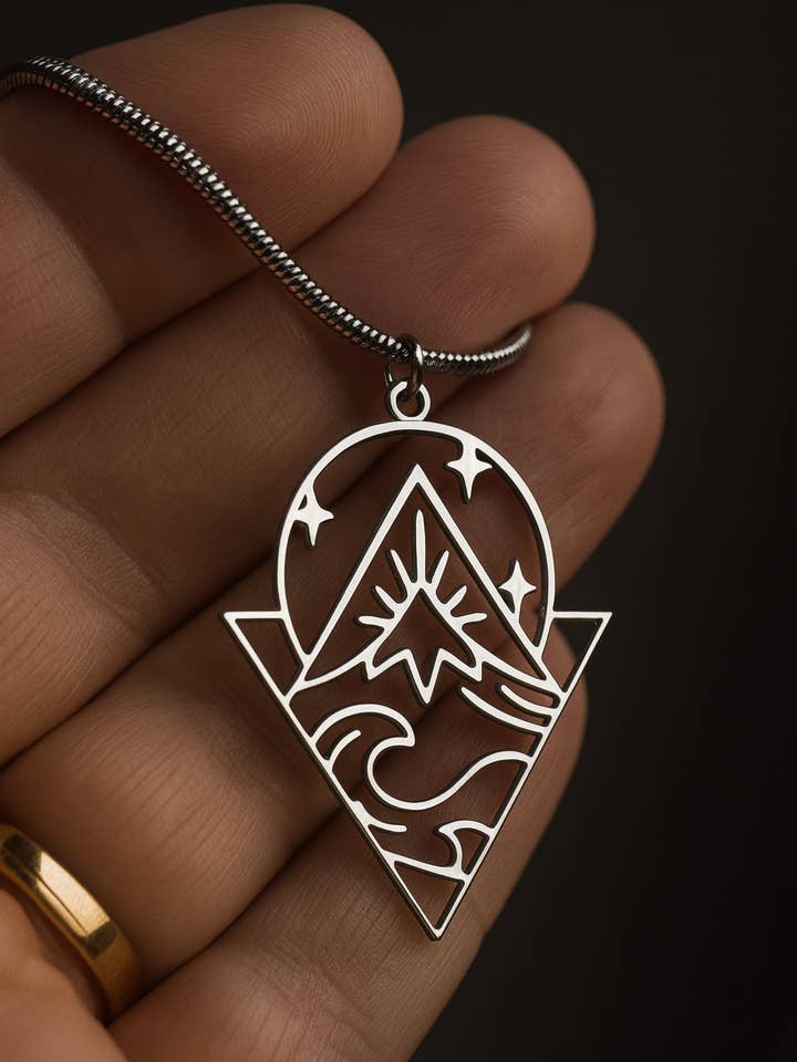 Collier de montagne, pendentif de chaîne de montagnes, cadeau de montagne, charme de montagne, cadeau montagnard, randonnée, excursion, voyageur, forêt. pour la vente par Turistadlv