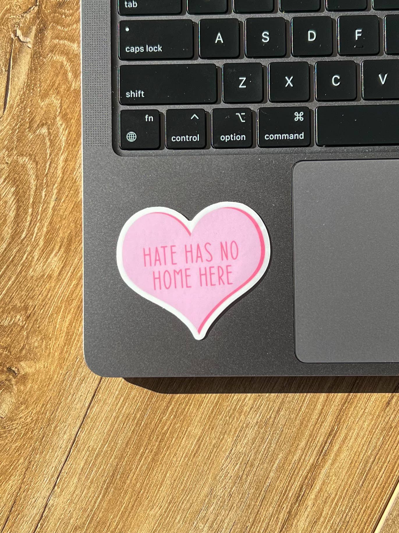 Uplifter Sticker – Engroshandel Klistermærke – Hate has no home here klistermærke3