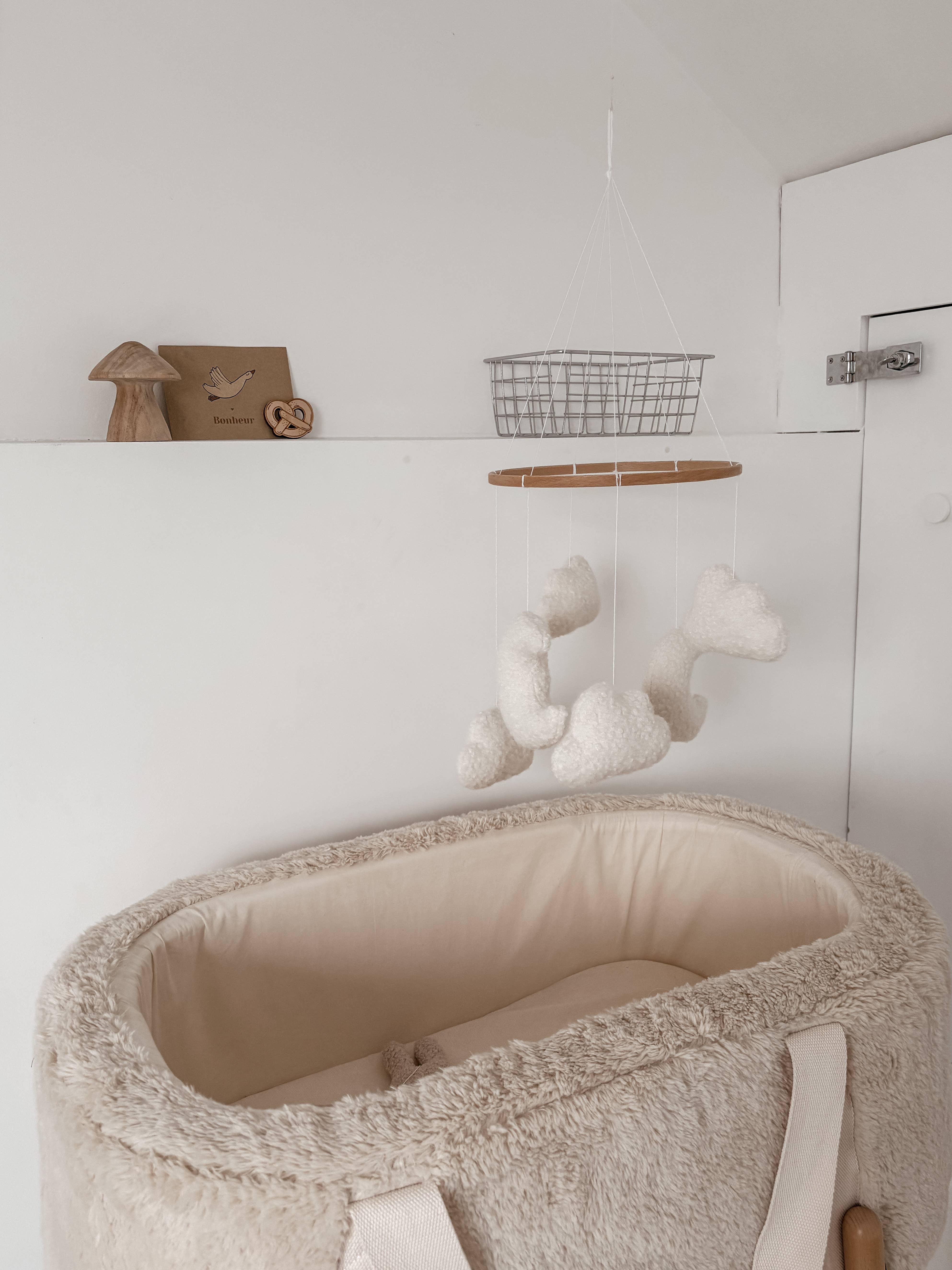 Edie & Joe - Vente Mobile pour bébé - Mobile décoration pour chambre d’enfant nuages et lunes en bouclé2