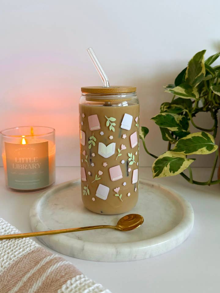 Fleurs et Livres Verre de Café Glacé, Tasse en Verre pour Amoureux des Livres pour la vente par Birdie & Co.