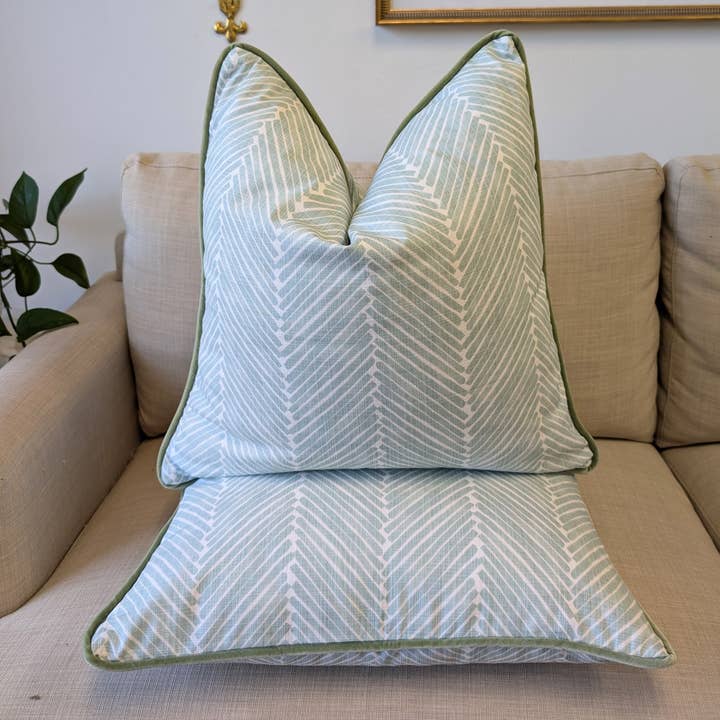 Wheaton Whaley Home – Engroshandel Pyntepudebetræk – WWH Favoritter :: Griffin i Aqua med Kontrast Grøn Fløjlskant1