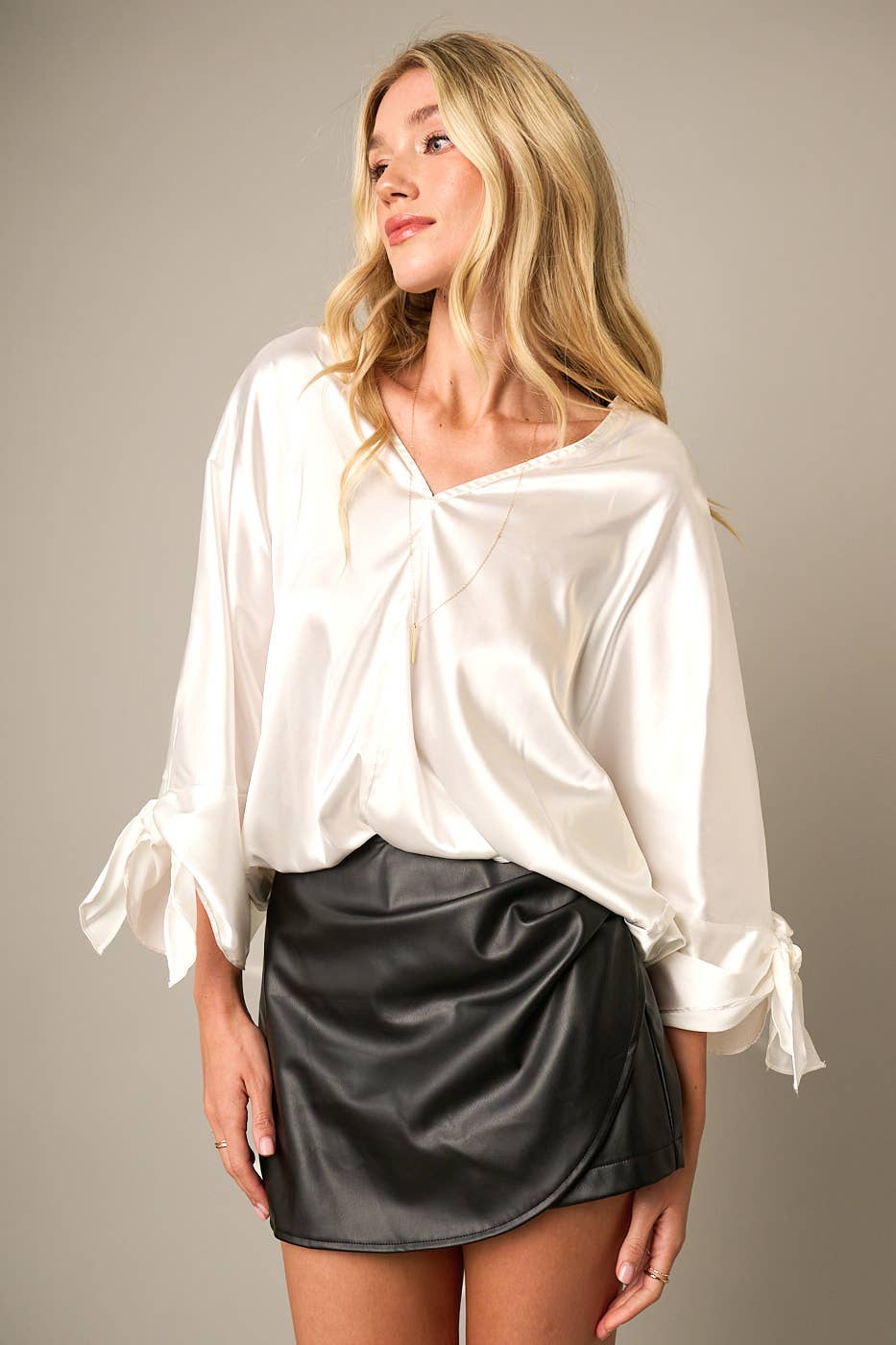 mittoshop - Vente Chemisier – femme - BLOUSE EN SATIN À MANCHES LONGUES AVEC DÉTAIL NŒUD ET COL EN V9
